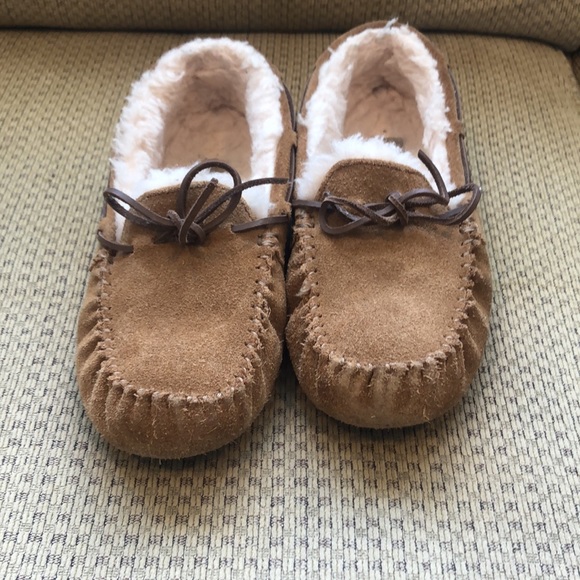 UGG house shoes, moccasin, women, tan/brown, size 5, - Picture 4 of 9